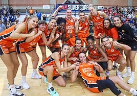 Las jugadoras del Valencia Basket celebran el triunfo de la Supercopa celebrada en Alcantarilla.