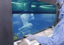 Investigador manipulando la bioimpresora 3D certificada para la fabricación de productos de uso clínico.