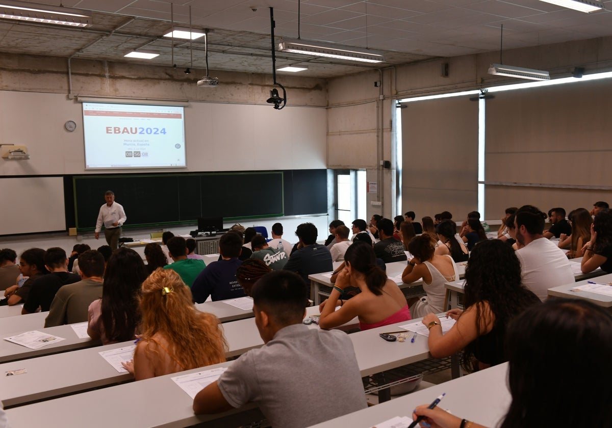 Alumnos murcianos realizan las pruebas de acceso este año en el campus de Espinardo.