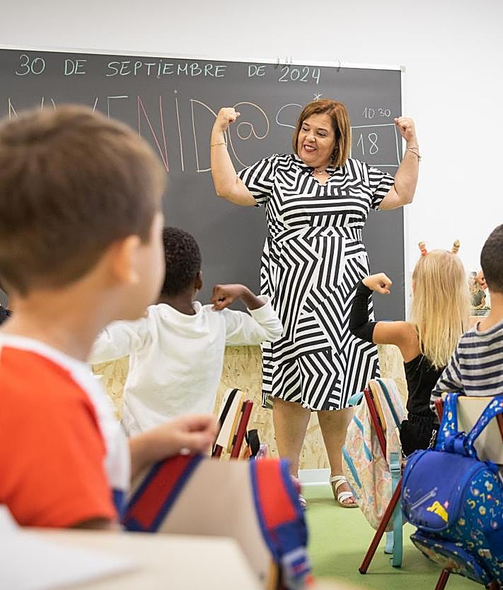 Imagen secundaria 2 - Escalera principal y patio del colegio Inmaculada. Abajo a la derecha, la directora del colegio, Eva María Atienza, en plena faena.