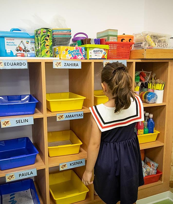 Imagen secundaria 2 - El nuevo colegio cuanta con un amplio comedor y gimnasio integrado, así como amplios espacios comunes.