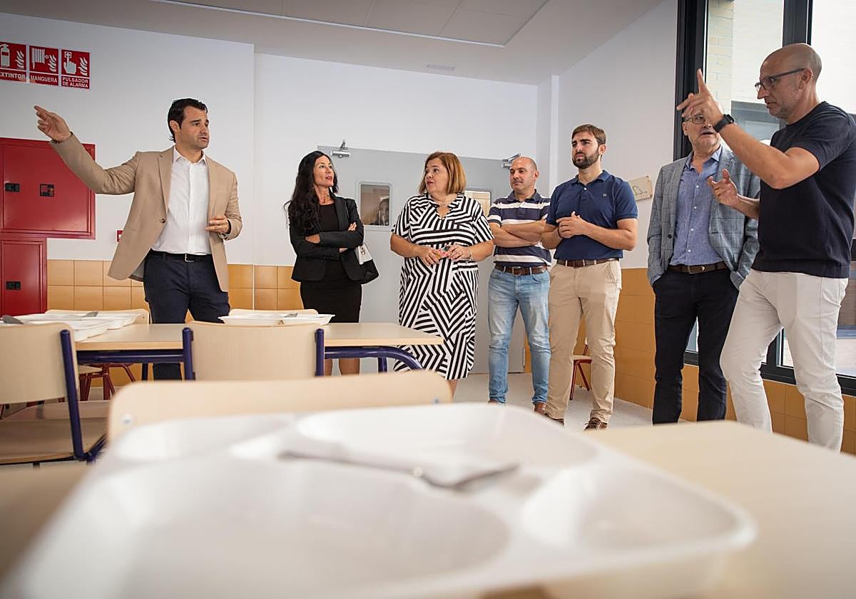 Imagen principal - Vista del alcalde, este lunes, junto al concejal de Educación y responsables de la Conselleria. Abajo, a la derecha, el director territorial en Alicante, José Antonio Castaño.