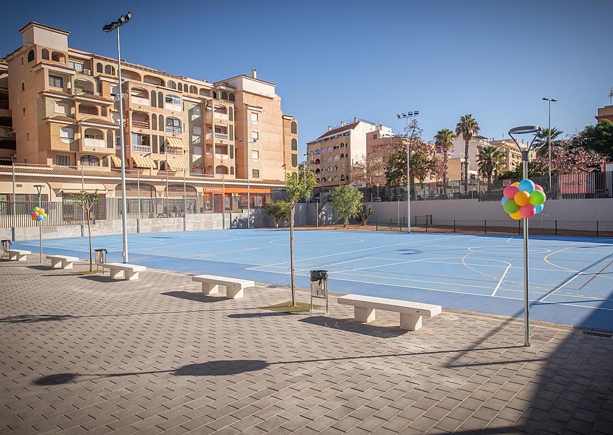 Imagen secundaria 1 - Escalera principal y patio del colegio Inmaculada. Abajo a la derecha, la directora del colegio, Eva María Atienza, en plena faena.