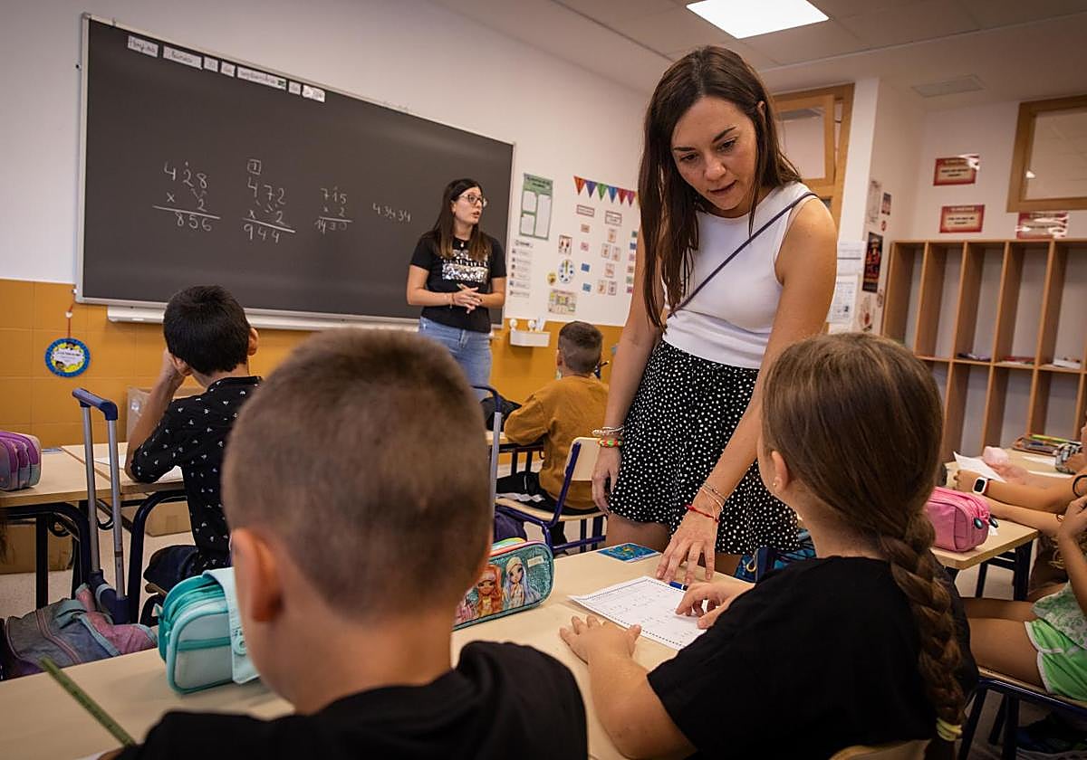 Los profesores impartían este lunes sus primeras clases en las nuevas instalaciones.