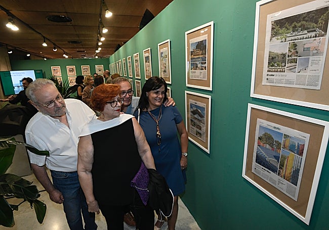 Rufina Campuzano, Premio Regional de Arquitectura a la trayectoria en 2023, con la artista ciezana Paulina Real, viendo la publicación sobre el proyecto que realizaron en el Auditorio Gabriel Celaya de Cieza.
