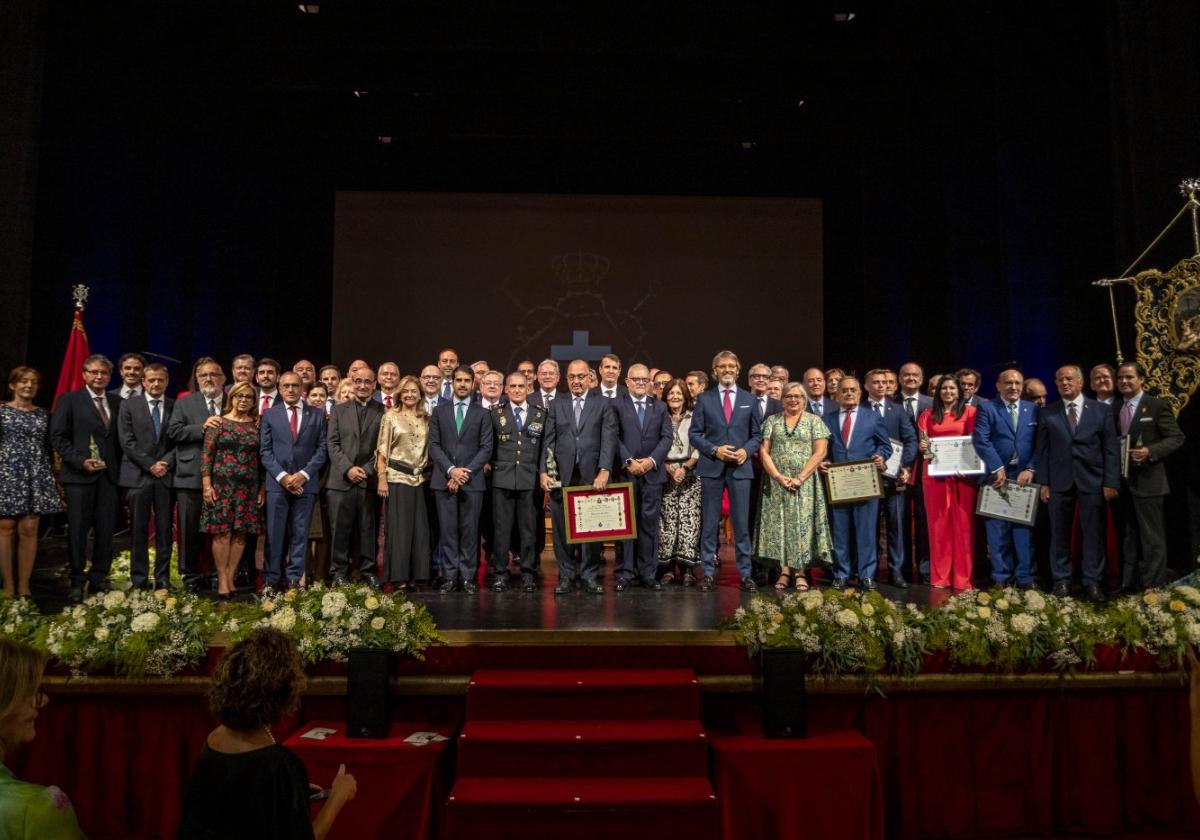 Premiados y asistentes a la gala de entrega de distinciones del Cabildo Superior de Cofradías de Murcia celebrada ayer a mediodía en el Teatro Romea.