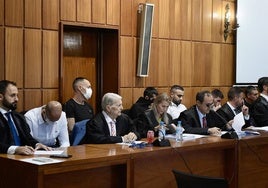 Los acusados de perpetrar el crimen -en primer, segundo y quinto lugar por la izq.- y de encubrirlo, junto a sus abogados, este lunes ante la Audiencia.