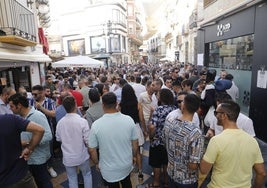 Calle Corredera repleta de gente en la Feria de Día.