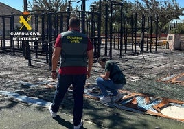 Estado del parque infantil después del incendio.