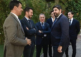 El presidente de la Comunidad, Fernando López Miras (cen.), junto con representantes de la Asociación de Promotores Inmobiliarios de la Región.