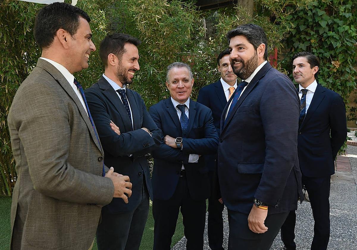 El presidente de la Comunidad, Fernando López Miras (cen.), junto con representantes de la Asociación de Promotores Inmobiliarios de la Región.