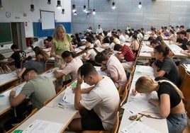 Alumnos realizan las pruebas de acceso del pasado junio en Cartagena.