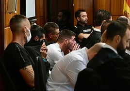Varios de los acusados por el crimen de El Rosao, durante la primera sesión del juicio.