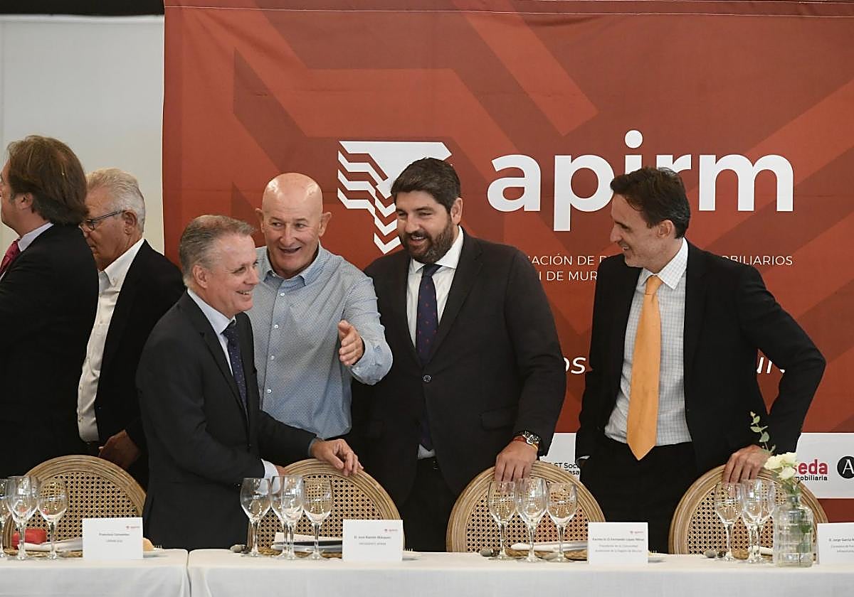 José Ramón Blázquez (3i), en la asamblea, con el presidente López Miras y el consejero de Fomento.