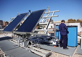 Montaje de una instalación de energía solar en una azotea de Cartagena, en una foto de archivo.