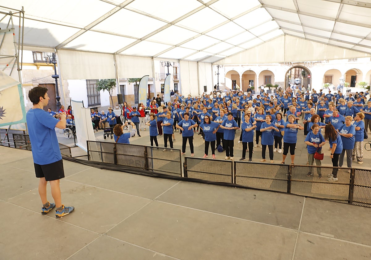 Los mayores siguen las instrucciones del monitor en la masterclass de gimnasia.