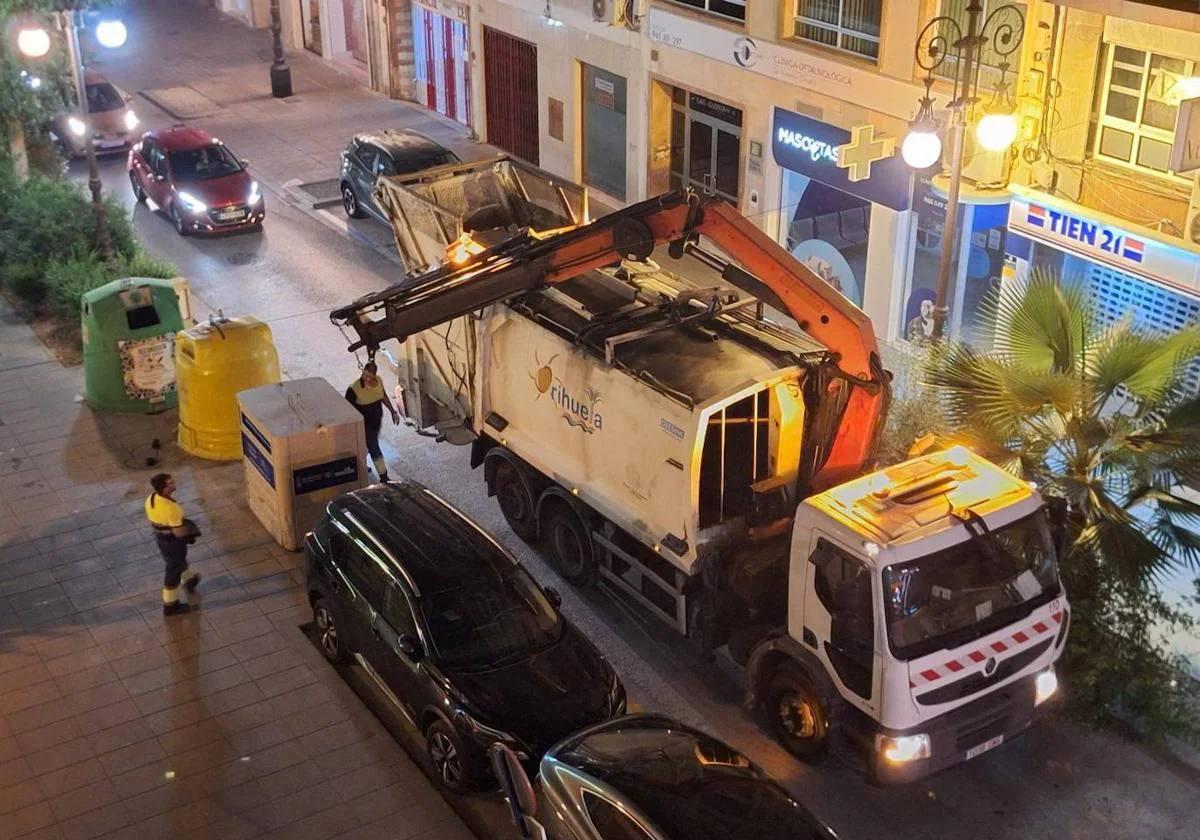 Un camión y dos operarios descargan un contenedor en la calle Obispo Rocamora en una imagen de archivo.