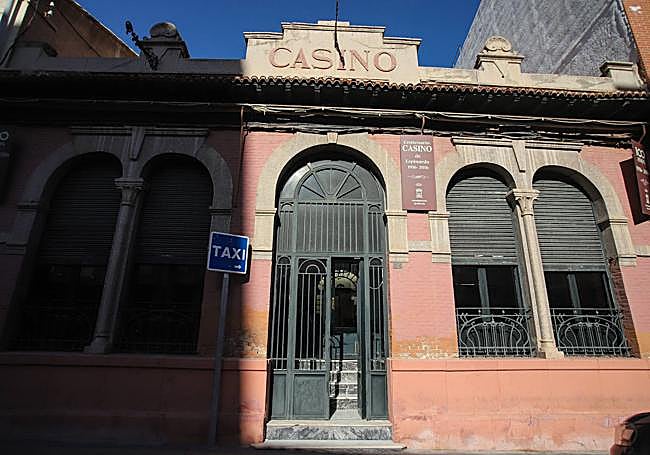 Fachada del edificio, en plena calle Mayor, de toques modernistas.