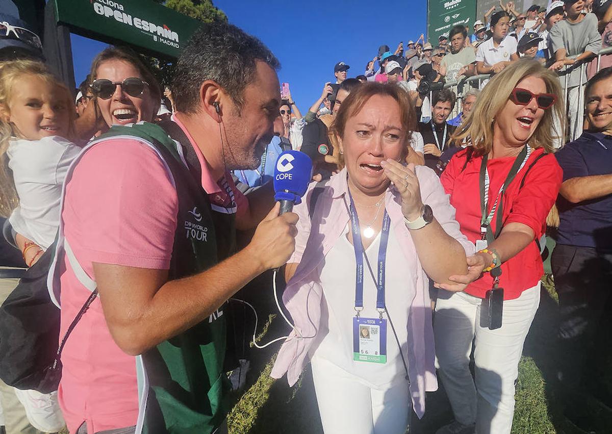 Imagen secundaria 1 - Hidalgo recibiendo el abrazo de su madre, emocionada en otra imagen tras ganar su hijo y el abrazo el padre de Hidalgo.