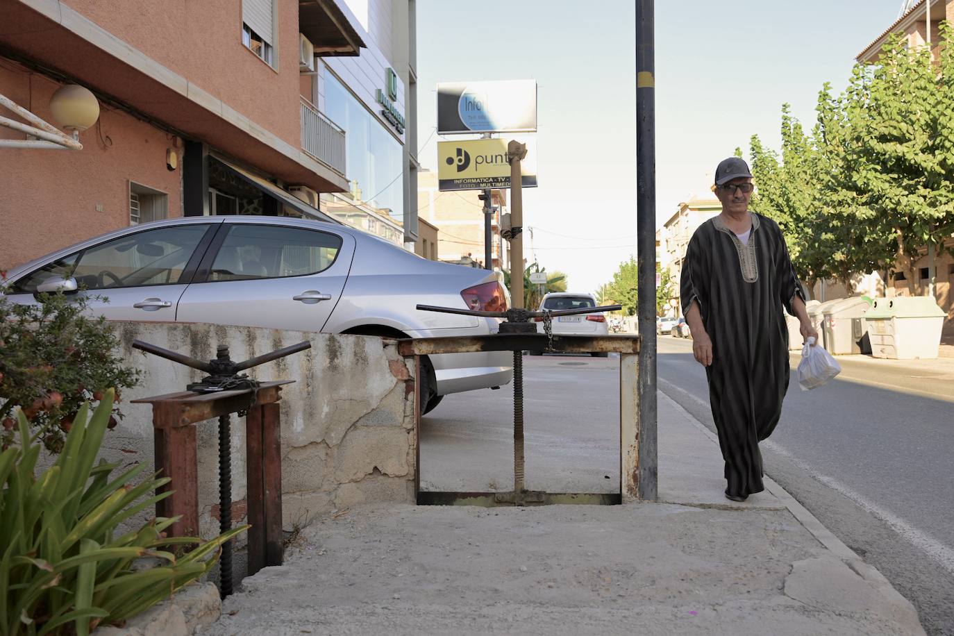 Las imágenes de los baches y socavones en El Raal