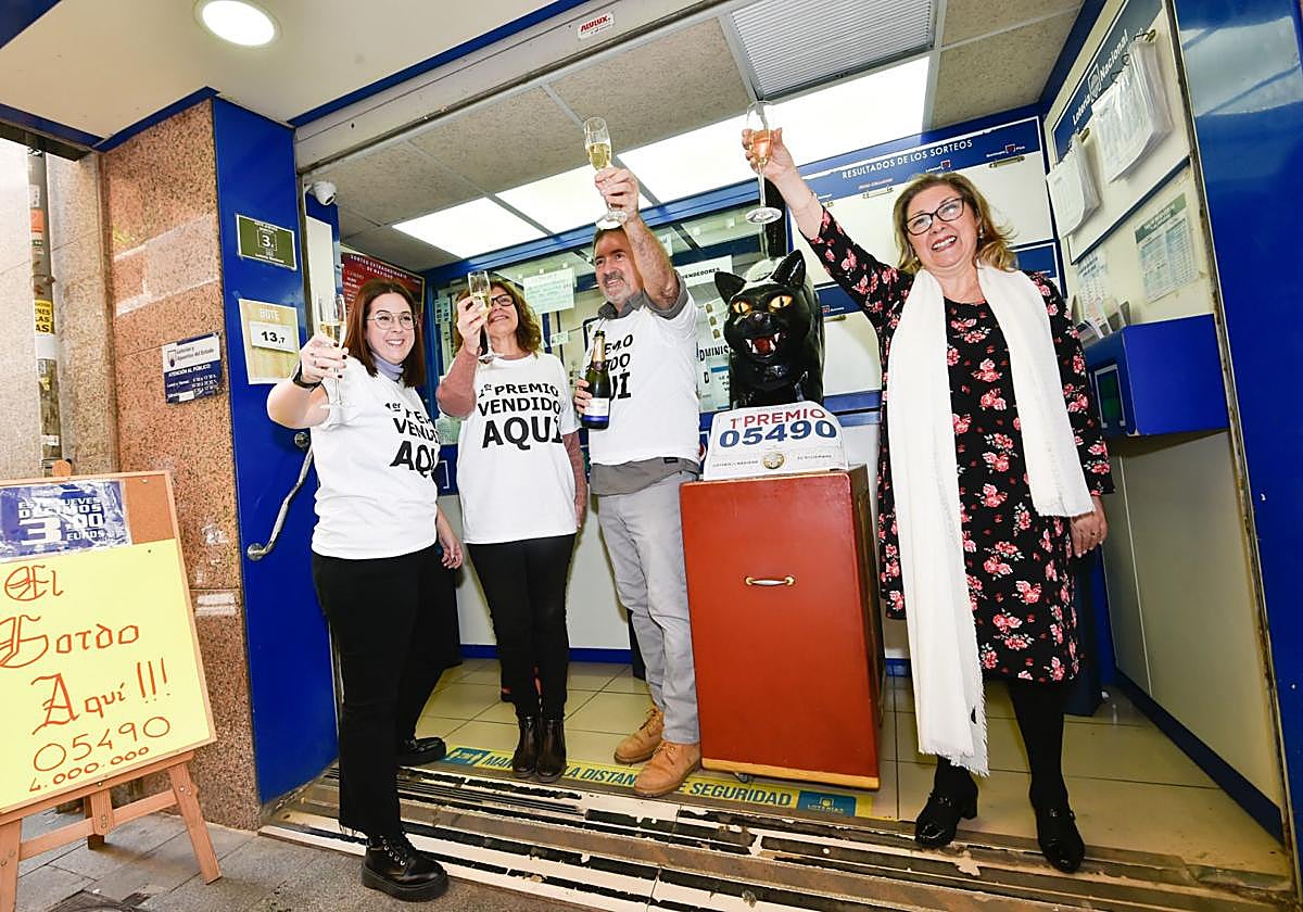 La administración El Gato Negro de Murcia muestra su alegría al haber vendido el Gordo, en una imagen de archivo.