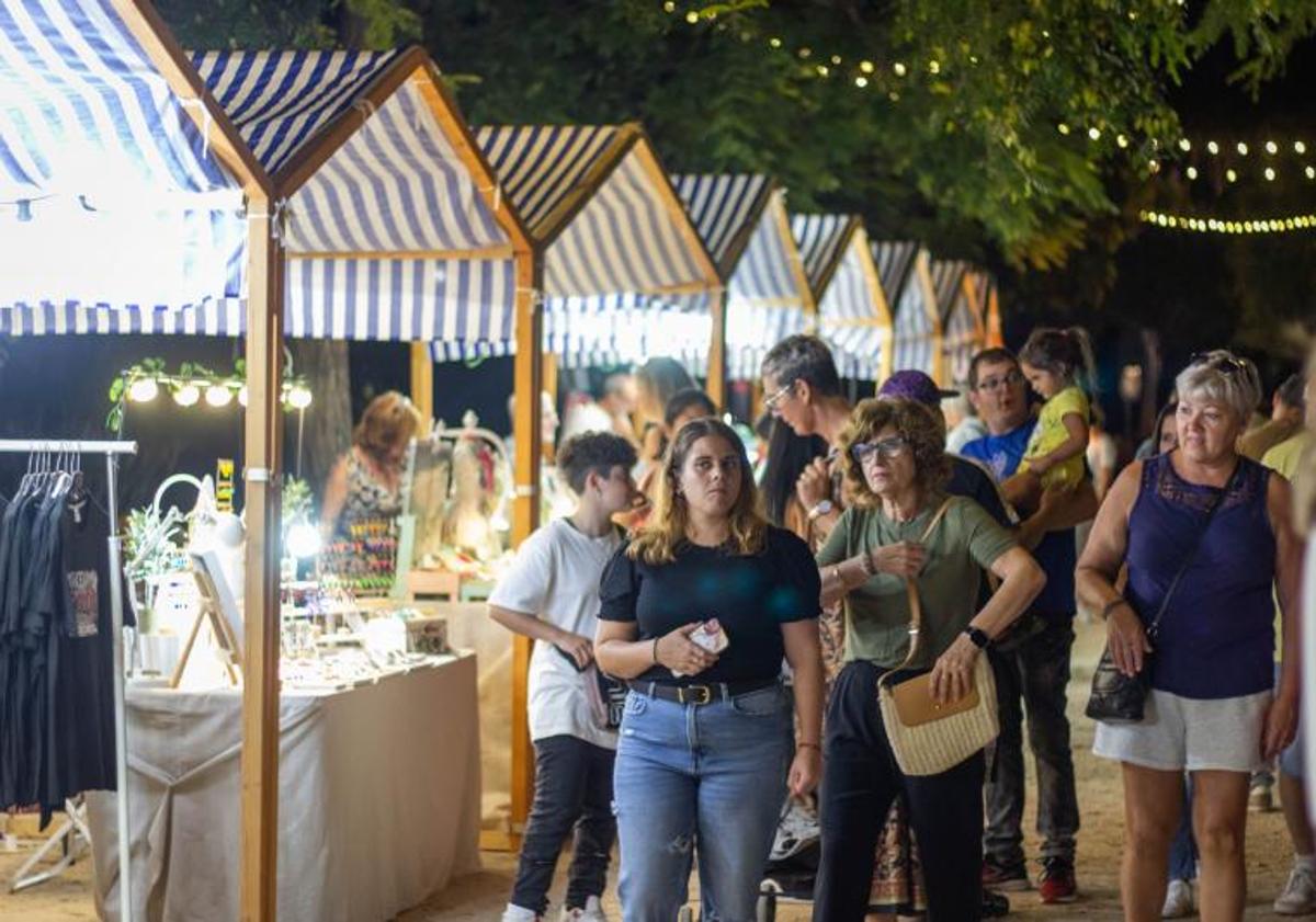 Imagen principal - Edición pasada del Street Food Market de Torrevieja.