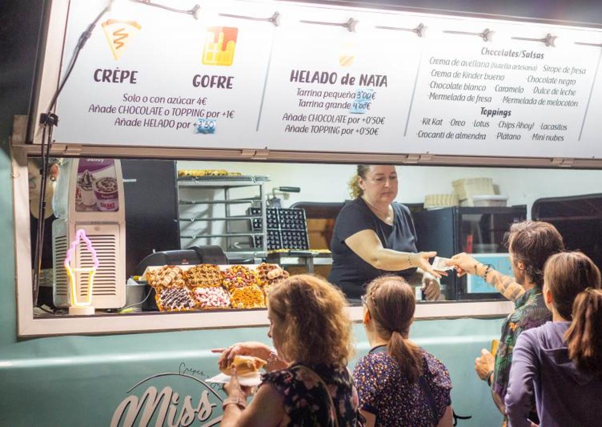 Imagen secundaria 1 - Edición pasada del Street Food Market de Torrevieja.