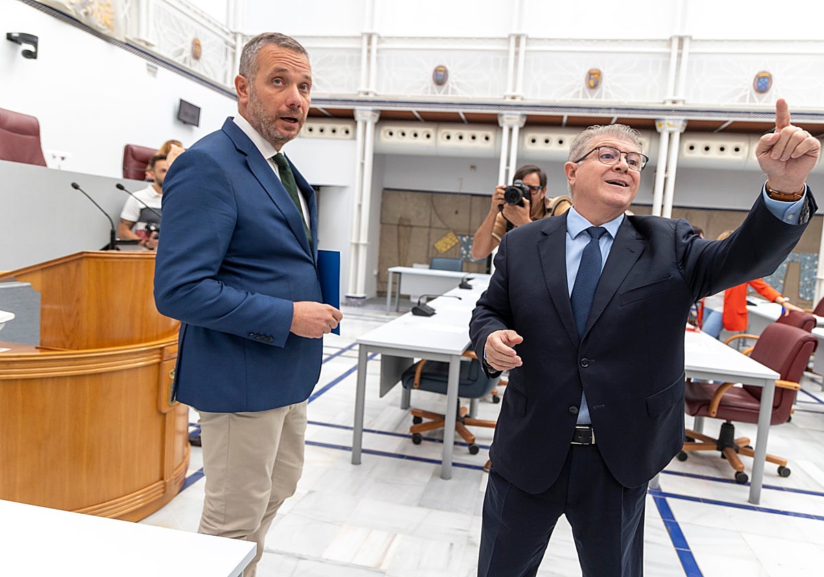 Joaquín Segado y José Vélez, antes del inicio del Pleno en la Asamblea Regional este miércoles.