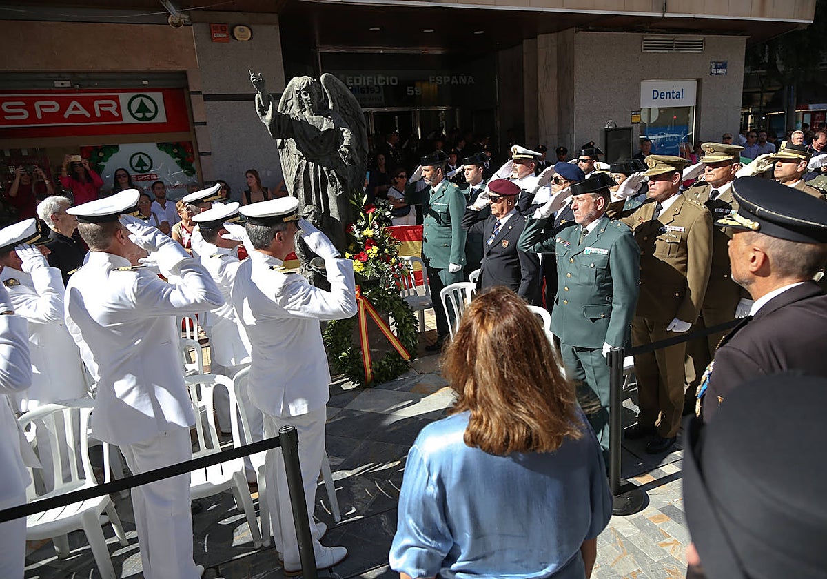 Momento en que se homenajeó a los agentes que perdieron su vida en acto de servicio