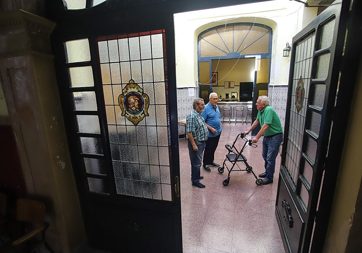 Manuel López, José Alemán y José María Tenza, socios y miembros de la junta directiva del casino de Espinardo, conversan en una de las salas del centro.