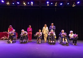 Las seis mayores centenarias reciben un homenaje, junto a Arroyo y los ediles Cristina Mora y Diego Ortega.