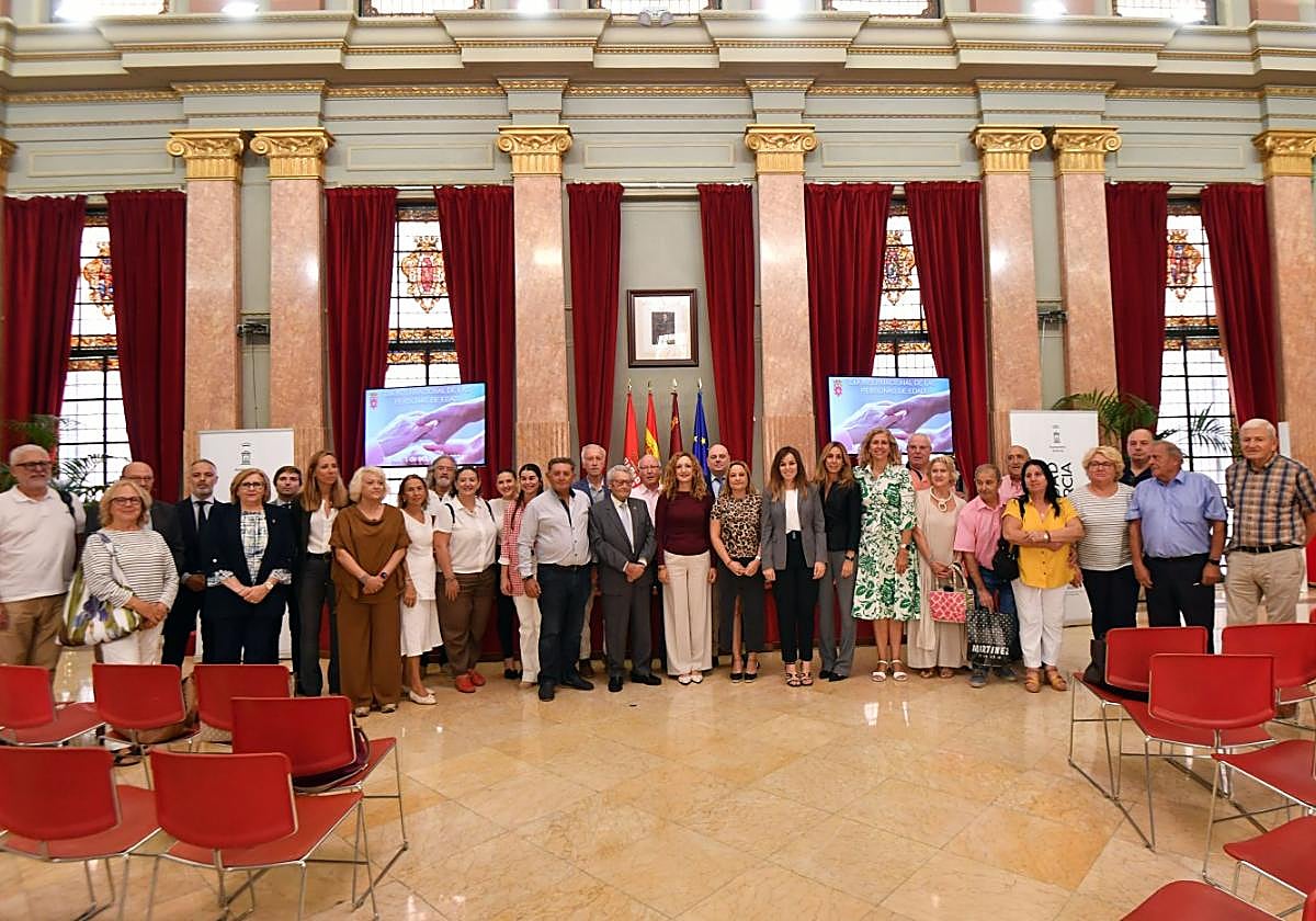 Asistentes al acto institucional celebrado ayer en el Salón de Plenos del Ayuntamiento de Murcia.