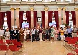 Asistentes al acto institucional celebrado ayer en el Salón de Plenos del Ayuntamiento de Murcia.