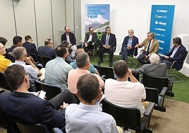 Pedro Gomariz, Ramón Gil Pérez, Juan María Vázquez, Santiago Martínez, Miguel Ángel Martínez-Aroca y el periodista Miguel Ángel Ruiz, quien moderó ayer el encuentro.