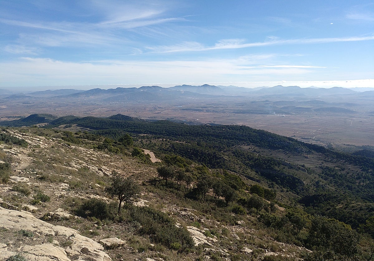 Panorámica de la Sierra del Carche, en Jumilla, desde el pico de la Madama.
