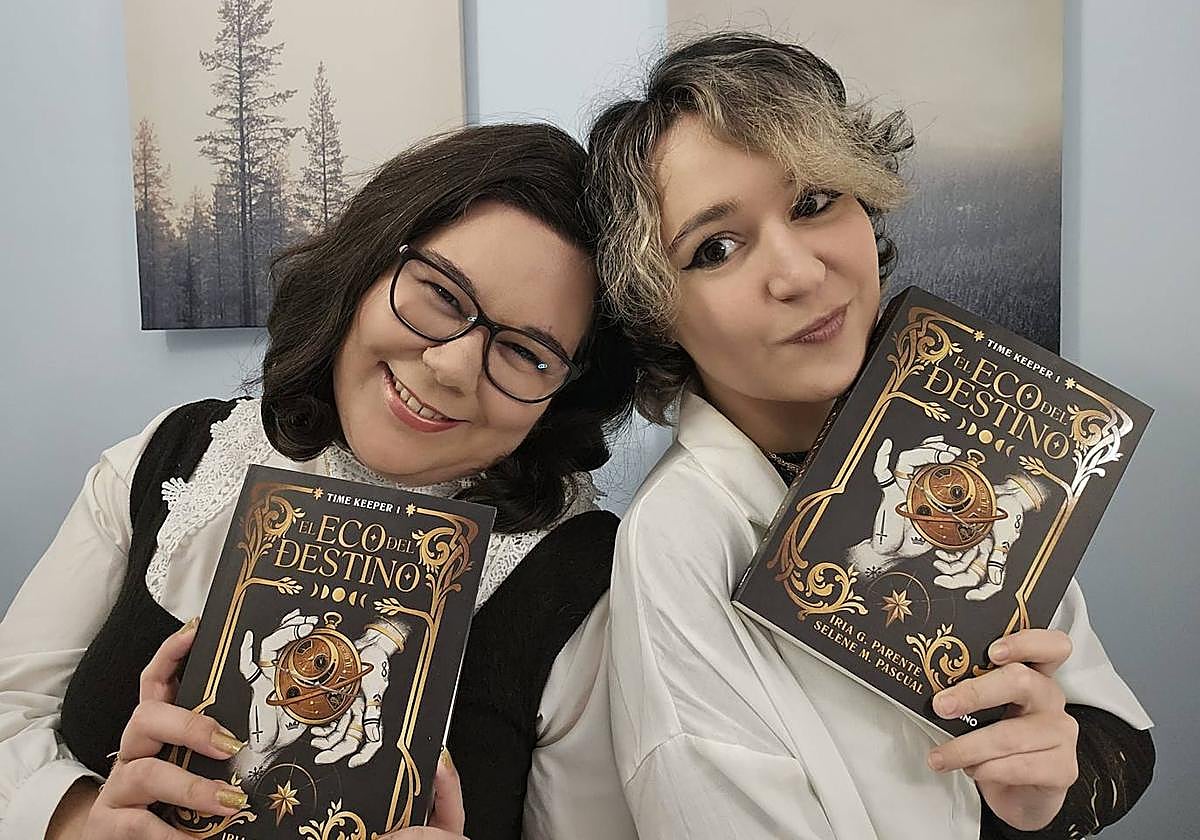 Las autoras Selene M. Pascual e Iria G. Parente, con el primer libro de su nueva trilogía, 'Time Keeper: El eco del destino'.