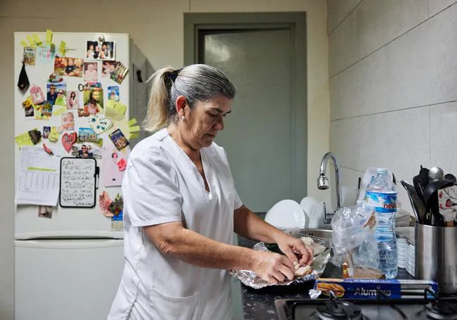 En Isol y en su casa cuida de quienes le rodean. Ahora que va a ser abuela, su trabajo y su ilusión se multiplican.