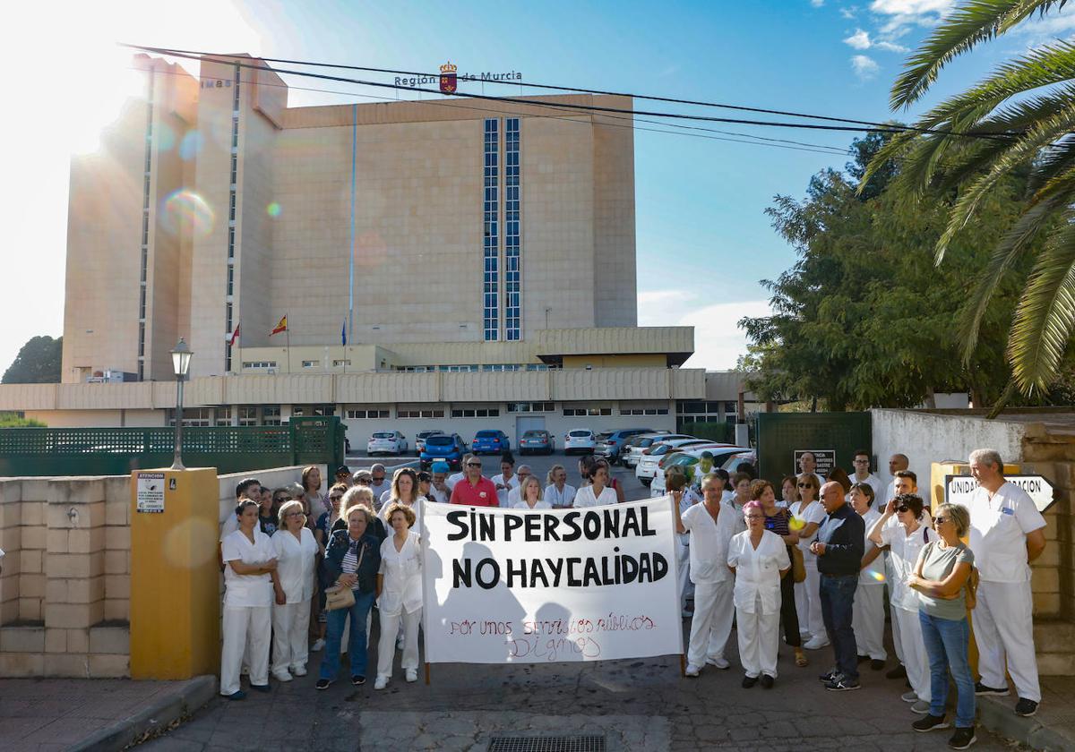 Protesta de los trabajadores en la puerta de la residencia Domingo Sastre.