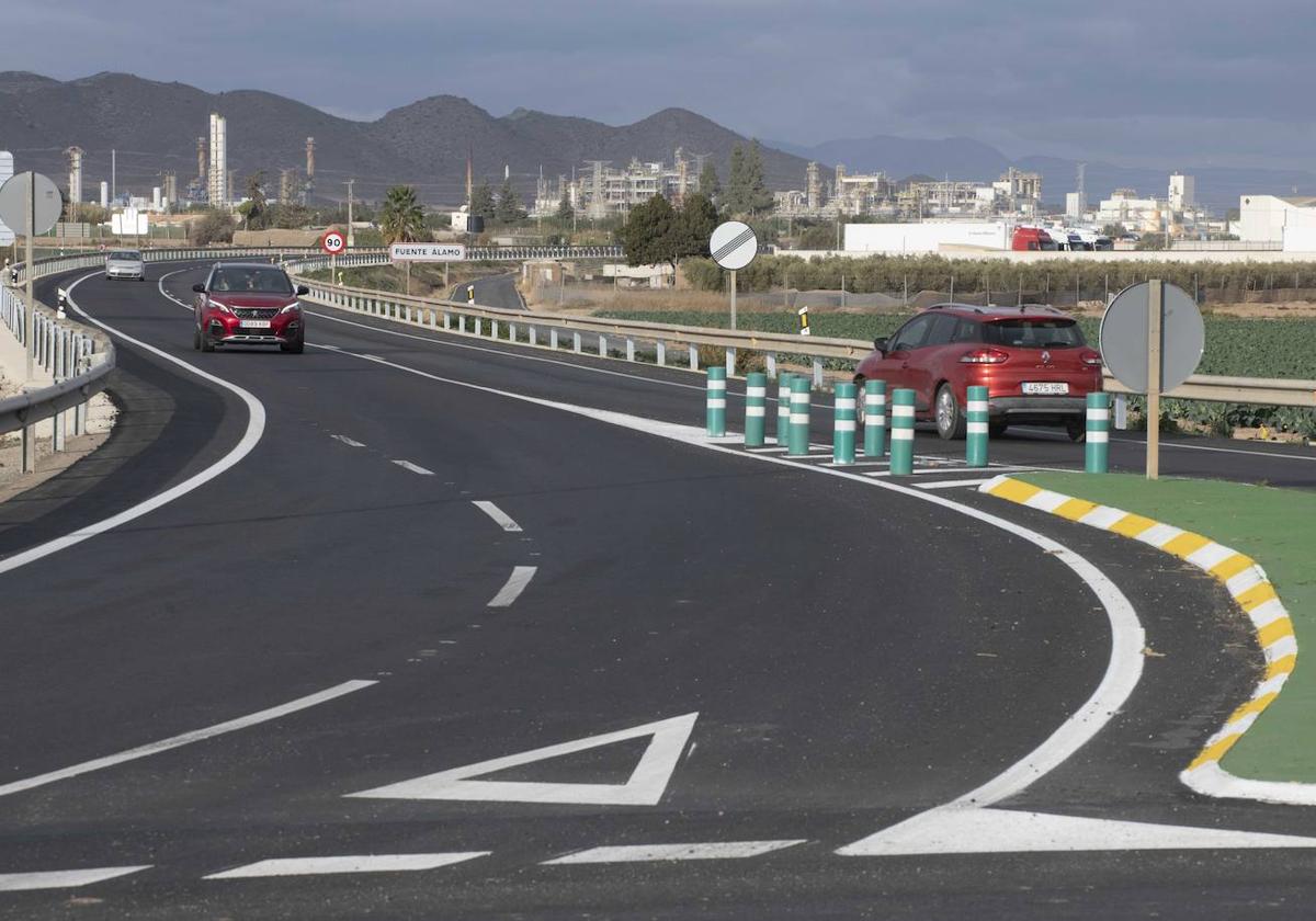 Imagen de archivo de la carretera de La Aljorra con Sabic al fondo.