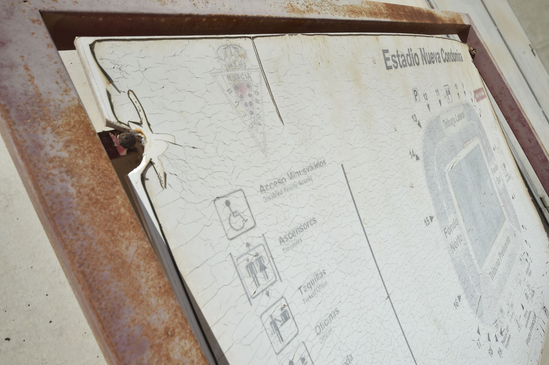 Desperfectos en el entorno del Enrique Roca de Murcia, en imágenes