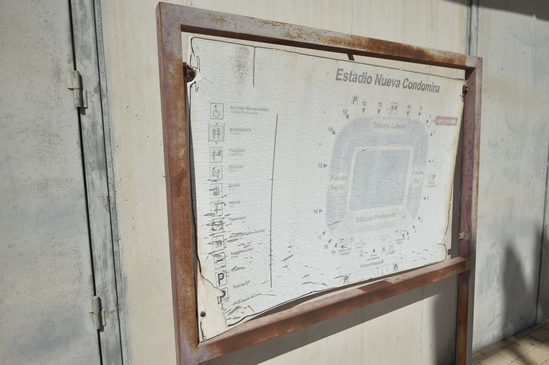 Desperfectos en el entorno del Enrique Roca de Murcia, en imágenes