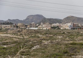 Antiguos terrenos de Potasas, con la ciudad al fondo, vistos desde el viaducto de la Media Legua.