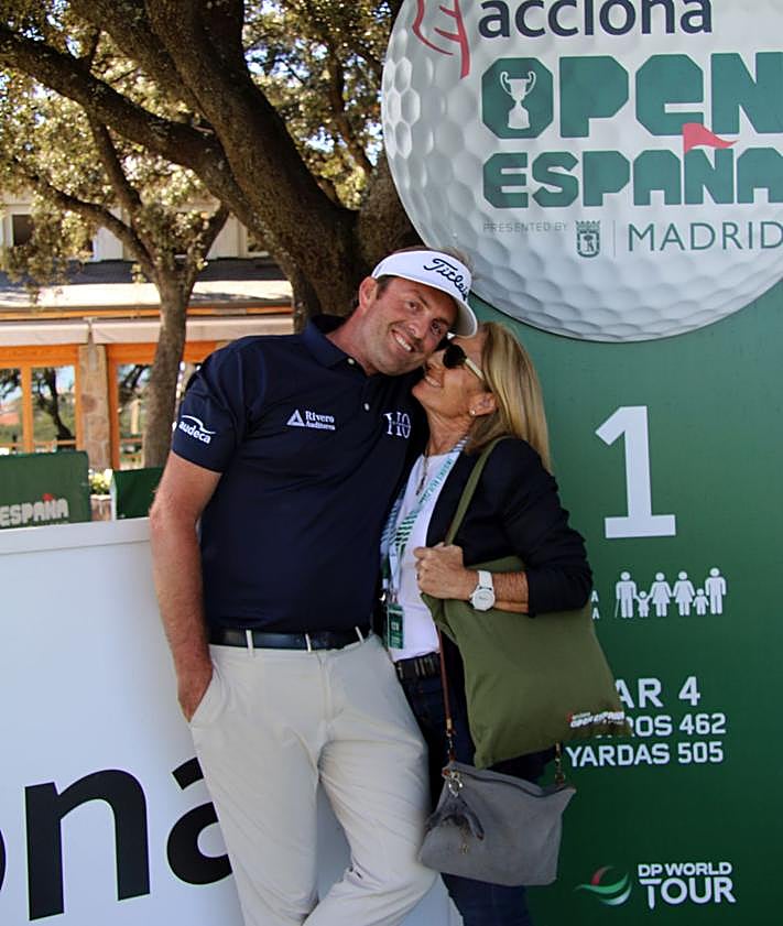 Imagen secundaria 2 - Celebración. Sánchez, feliz junto al entrenador nacional Luna, viendo ganar a Hidalgo la semana pasada. El poder de las madres. Su madre Mari Cruz, uno de los apoyos más importantes de Sánchez. 