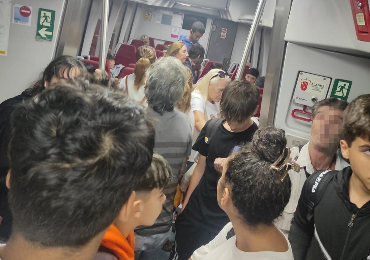 Viajeros en el tren de las 7.40 horas entre Los Nietos y Cartagena.