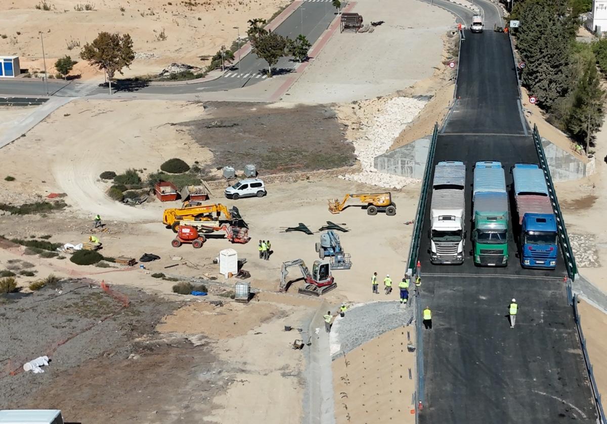 Los tres camiones colocadas sobre la calzada del nuevo puente de la CV-95 a su paso por la rambla de Lo Quiles, en San Miguel de Salinas.