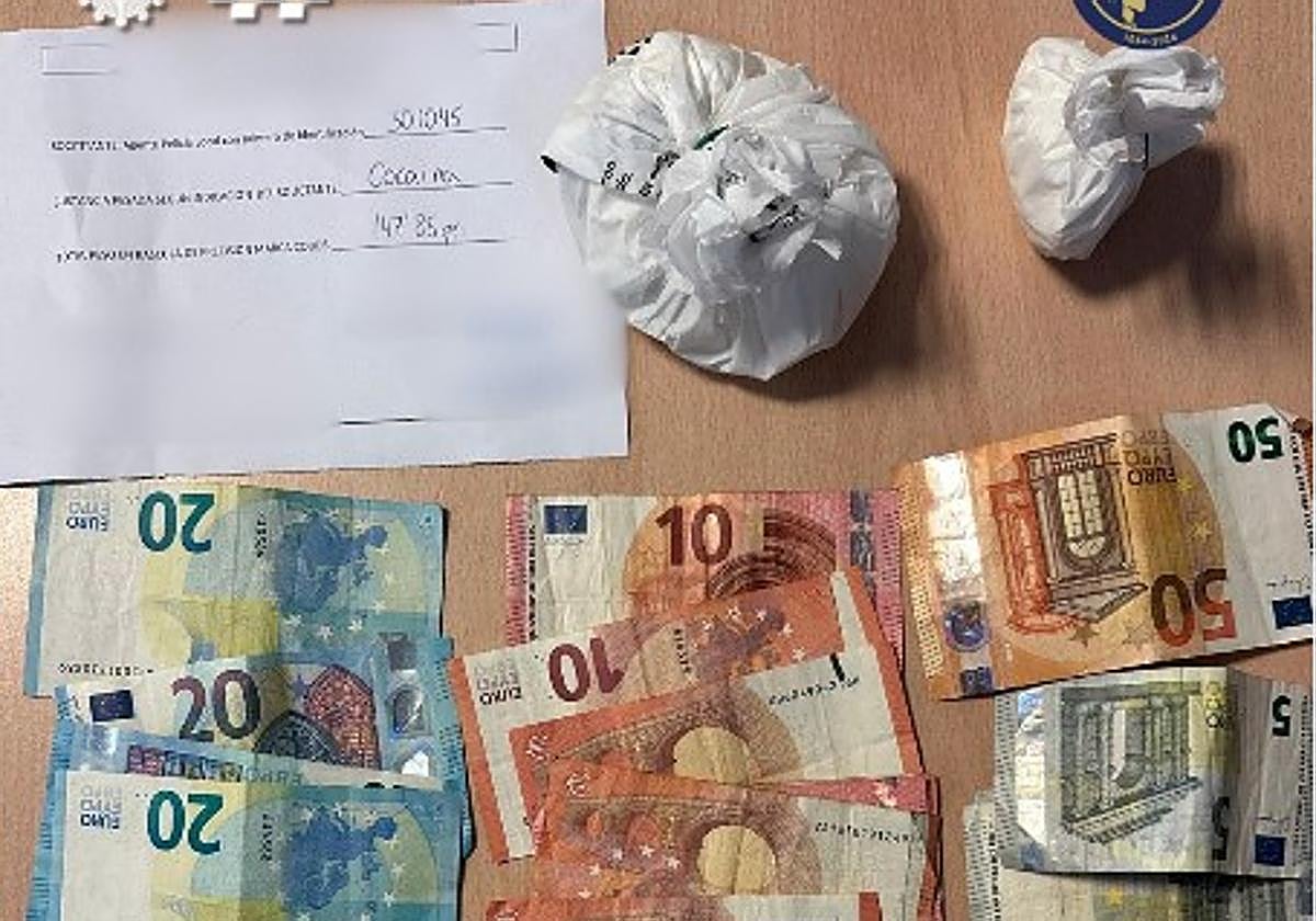La droga y el dinero incautado por los agentes.
