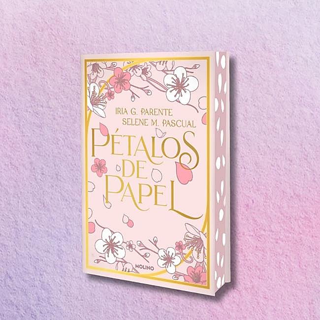 Nueva edición especial de su primera novela juntas, 'Pétalos de papel'.