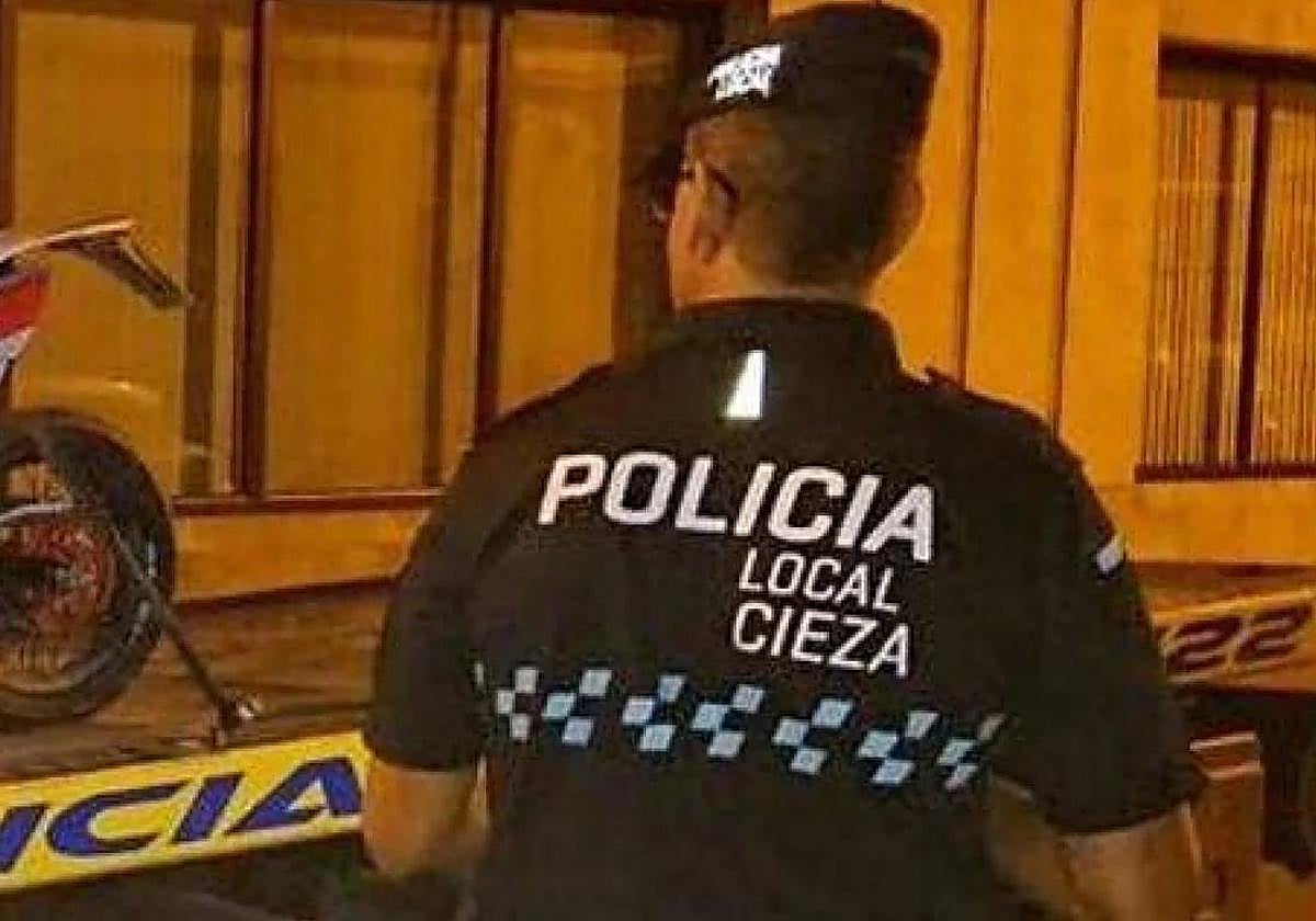 Un agente de la Policía Local de Cieza, en una imagen de archivo.