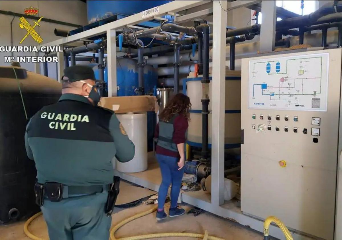 Agentes de la Guardia Civil y técnicos de la CHS desmantelan una desaladora ilegal en el Campo de Cartagena, en una imagen de archivo.