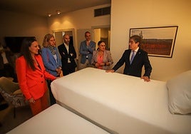 Autoridades y directivos del grupo hotelero, ayer, en una de las habitaciones remodeladas.